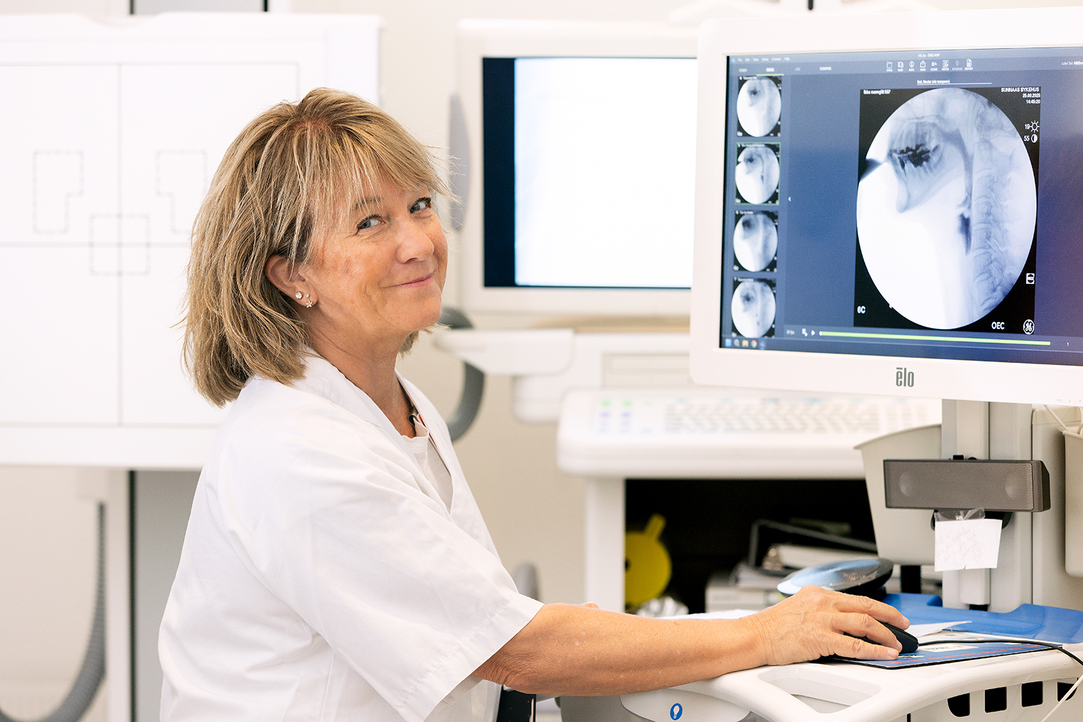 En helsearbeider bruker medisinsk bildediagnostisk utstyr på sykehuset.