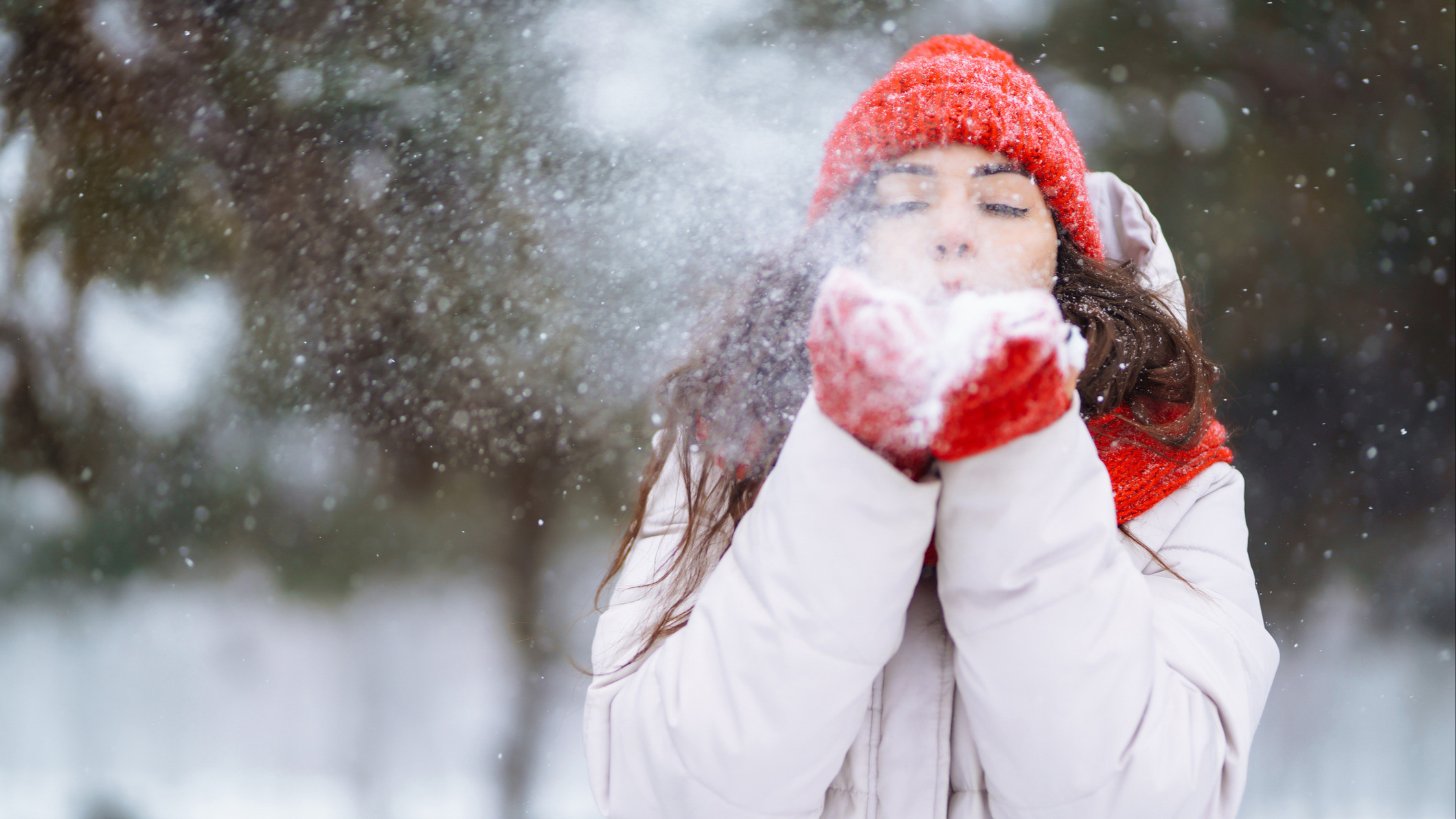 Jente som blåser snø