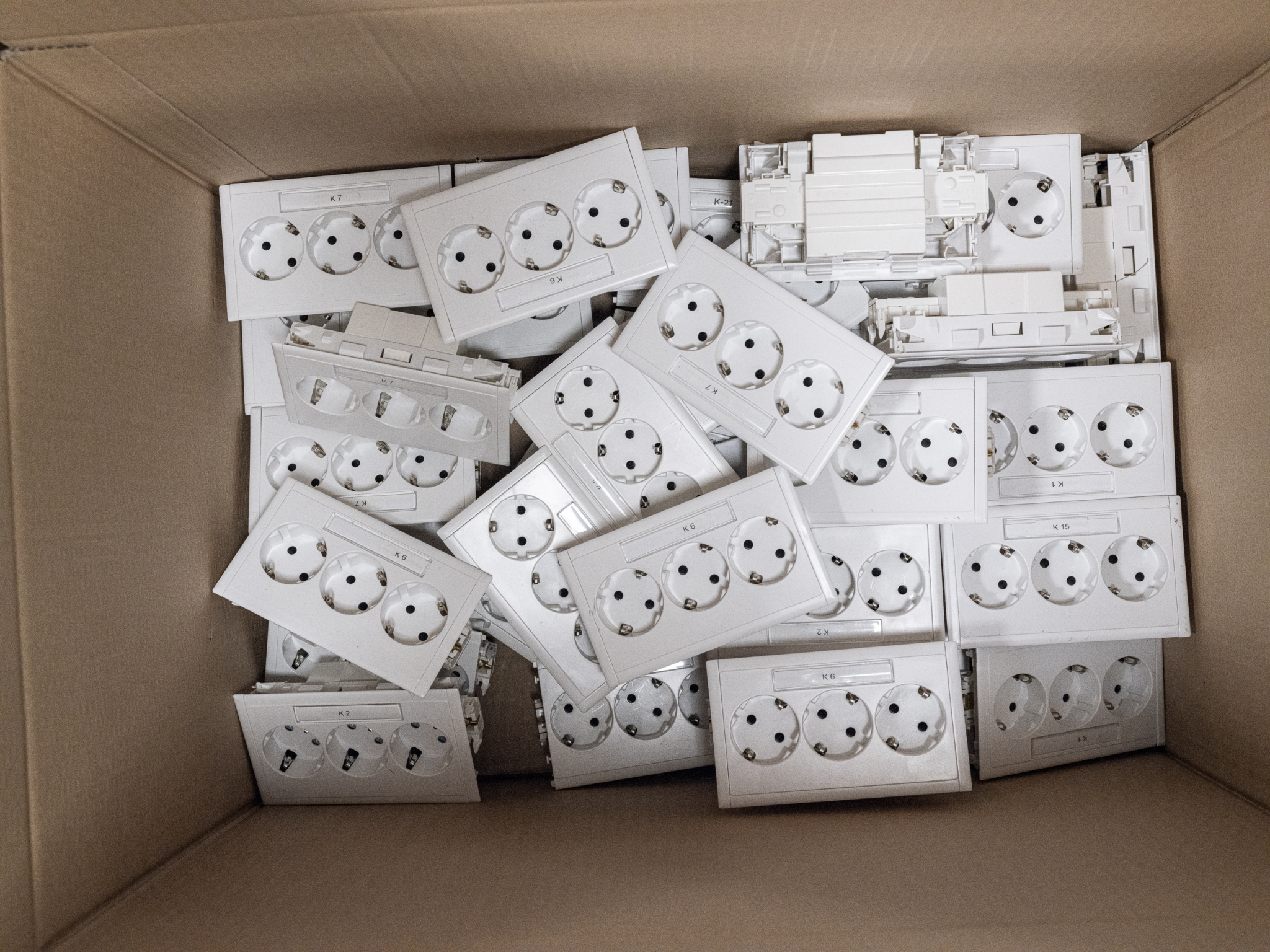 En boks med stikkkontakt plater som skal gjenbrukes